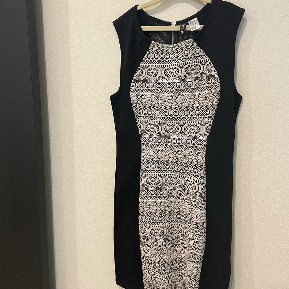 New H&M bodycon dress with black and white jacquard pattern. Sizee 8